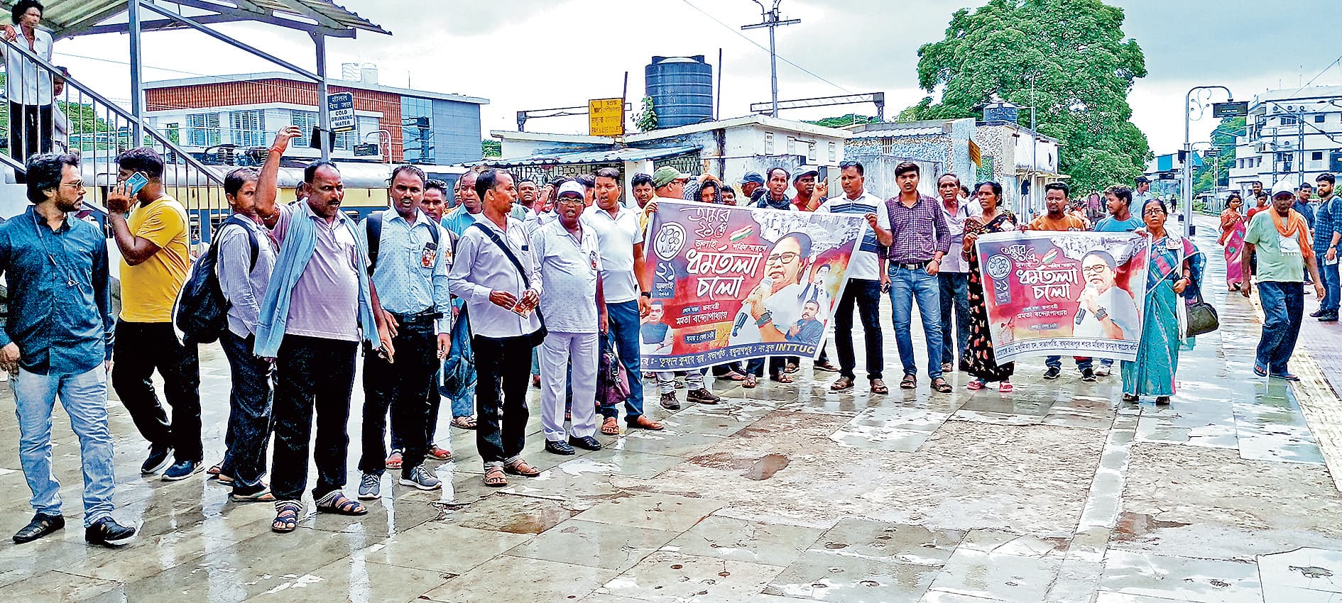 ट्रेन से चला तृणमूलियों का रेला, यात्री हलकान