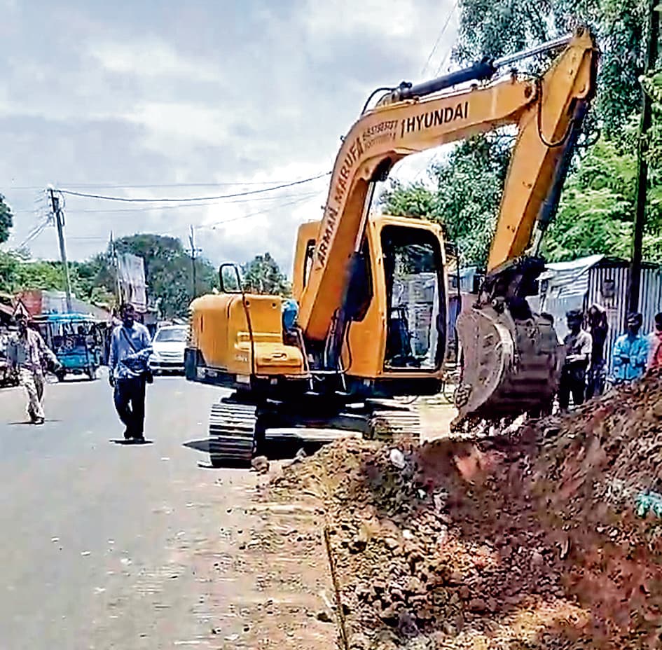 एक्शन में पीडब्ल्यूडी, दखल हटा चौड़ी कर रहा सड़क