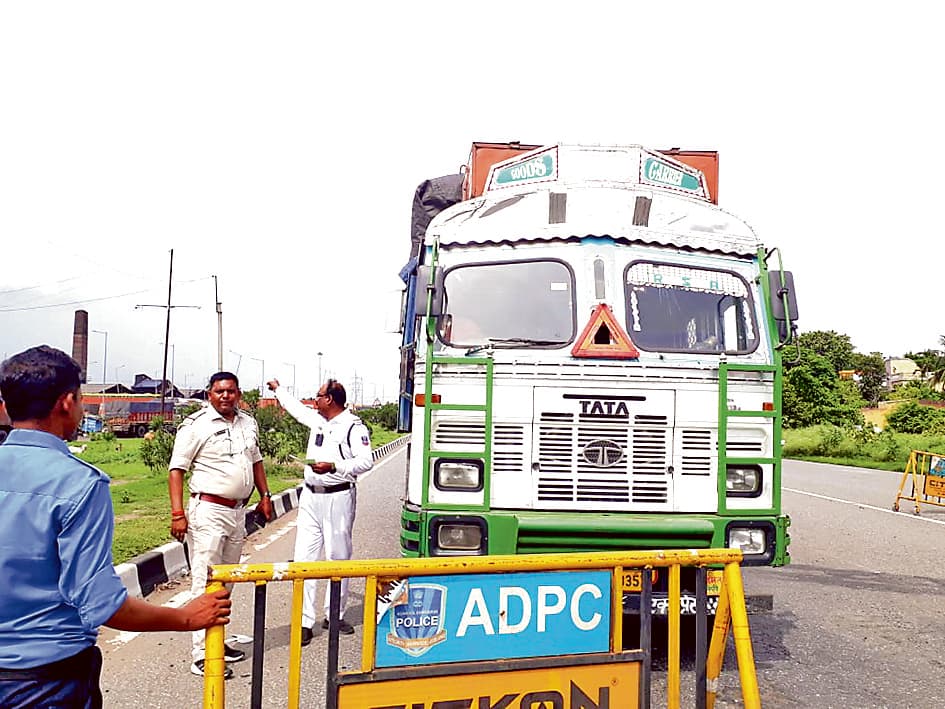 डिबूडीह चेकपोस्ट से आलू लदे ट्रक लौटाये गये