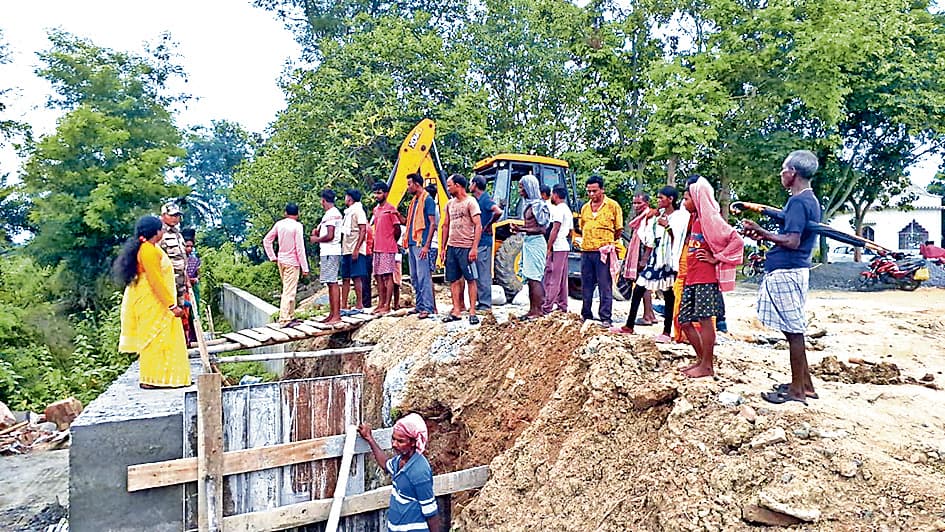 सड़क निर्माण में घटिया माल के इस्तेमाल से फूटा जनाक्रोश