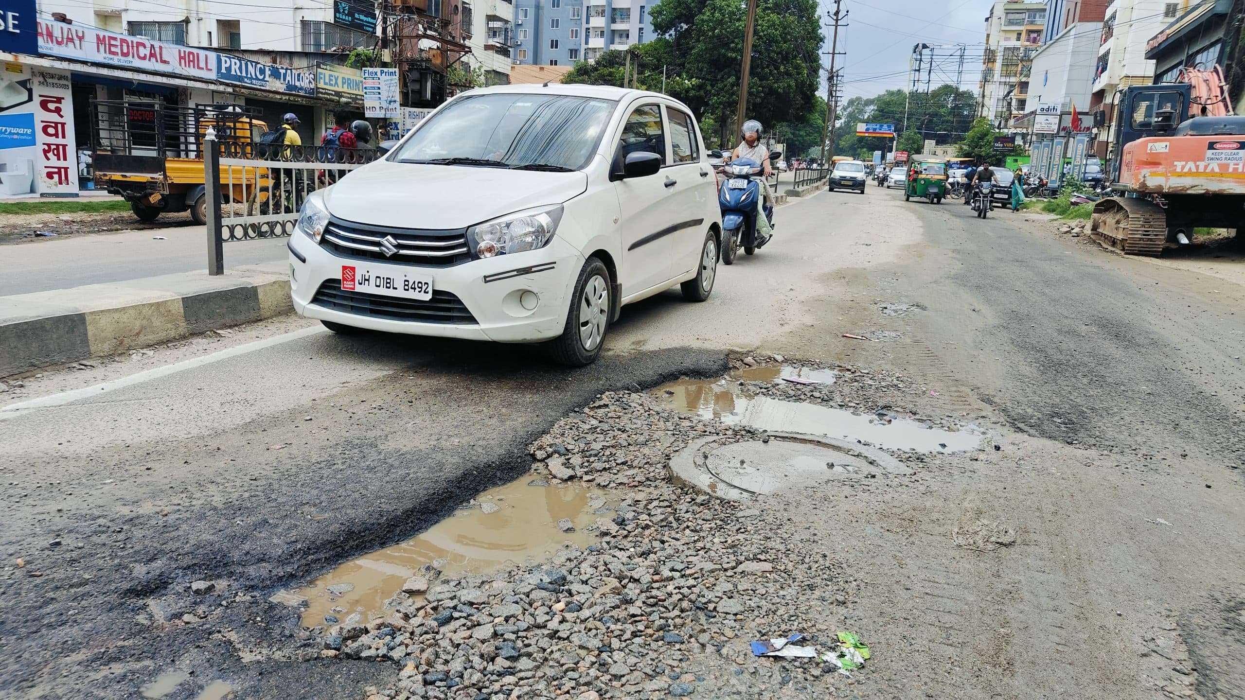 Ranchi news : बूटी मोड़ से करमटोली चौक तक सड़क पर 40 गड्ढे, हिचकोले खाते अस्पताल पहुंच रहे मरीज