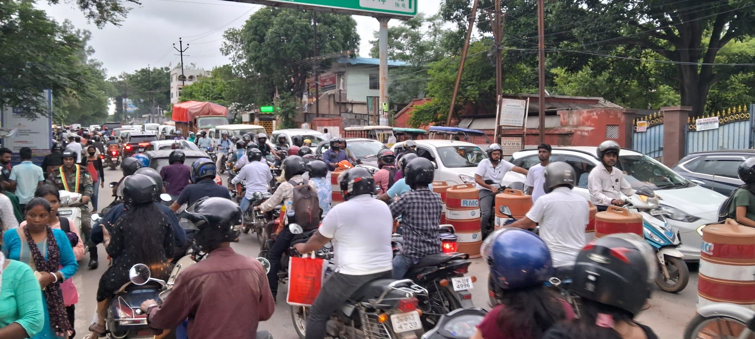 Ranchi news : राजधानी की प्रमुख सड़कें रहीं जाम, सरक रहे थे वाहन