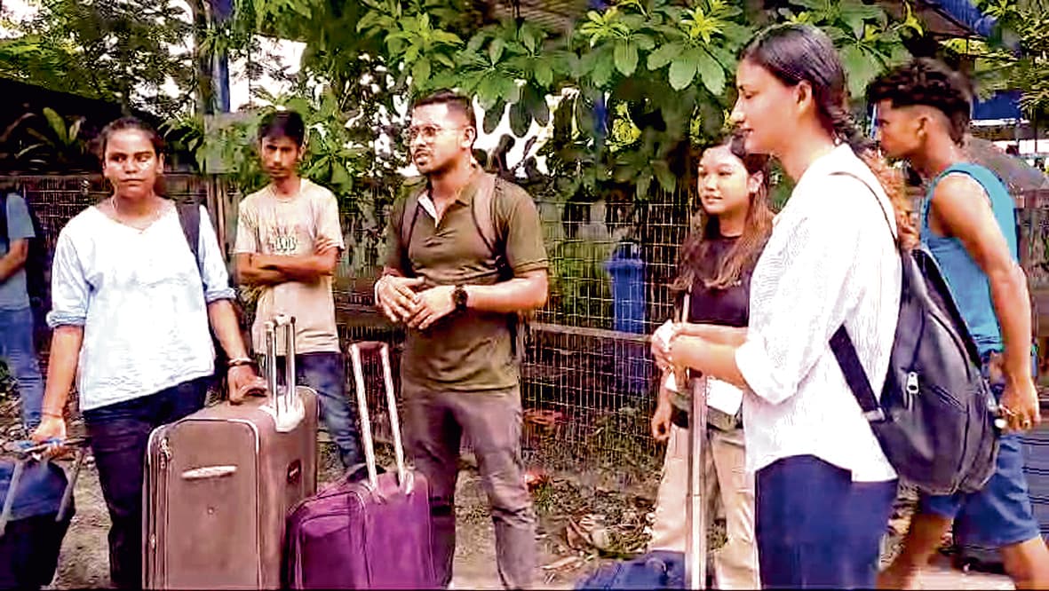 बांग्लादेश में फंसे बंगाल के लोगों व छात्रों को वापस लाने में जुटी राज्य सरकार