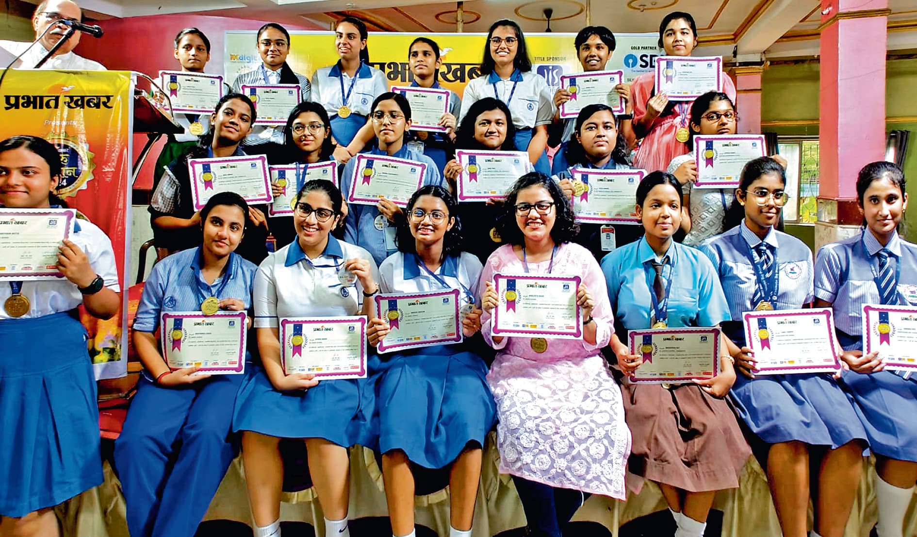 खड़गपुर के मेधावी विद्यार्थियों को प्रभात खबर ने किया सम्मानित