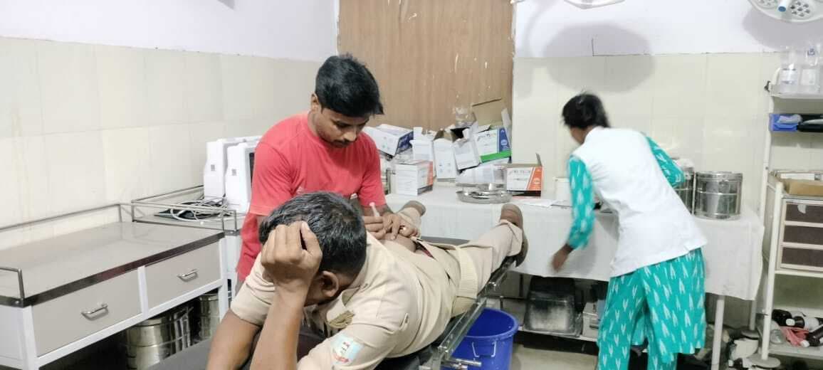 सड़क हादसे में मौत के बाद आक्रोशित हुए ग्रामीण, चालक की पिटाई, पुलिस पर भी हुआ पथराव, तीन पुलिसकर्मी घायल