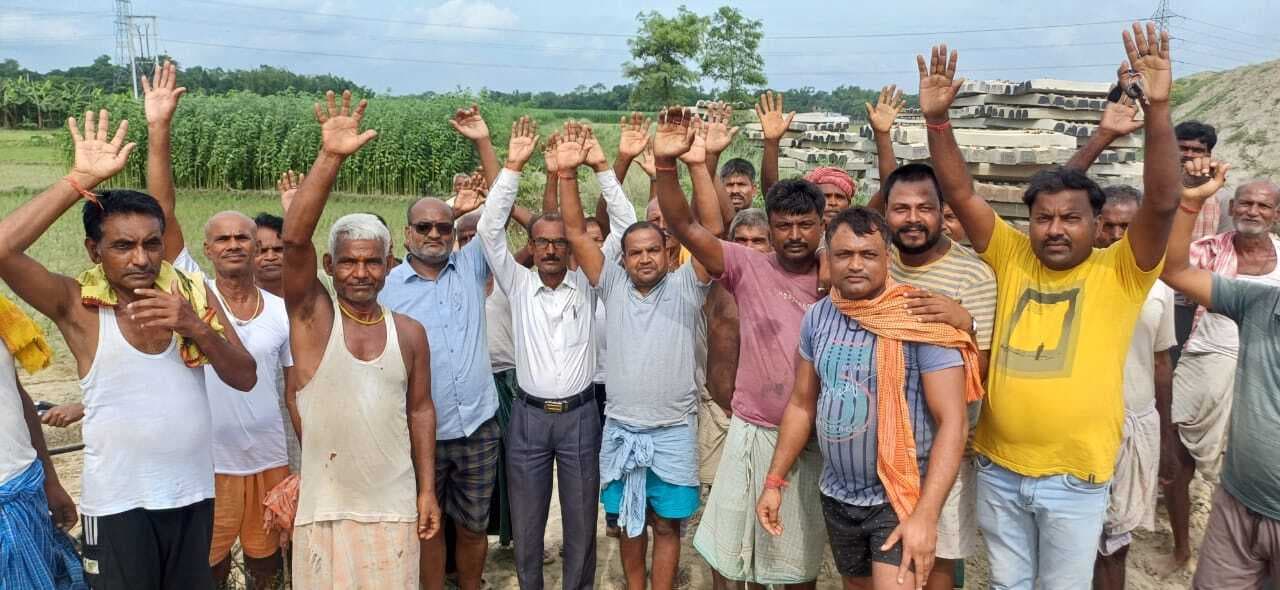 नयी रेल लाइन परियोजना में पुल निर्माण की मांग को लेकर ग्रामीणों ने किया प्रदर्शन