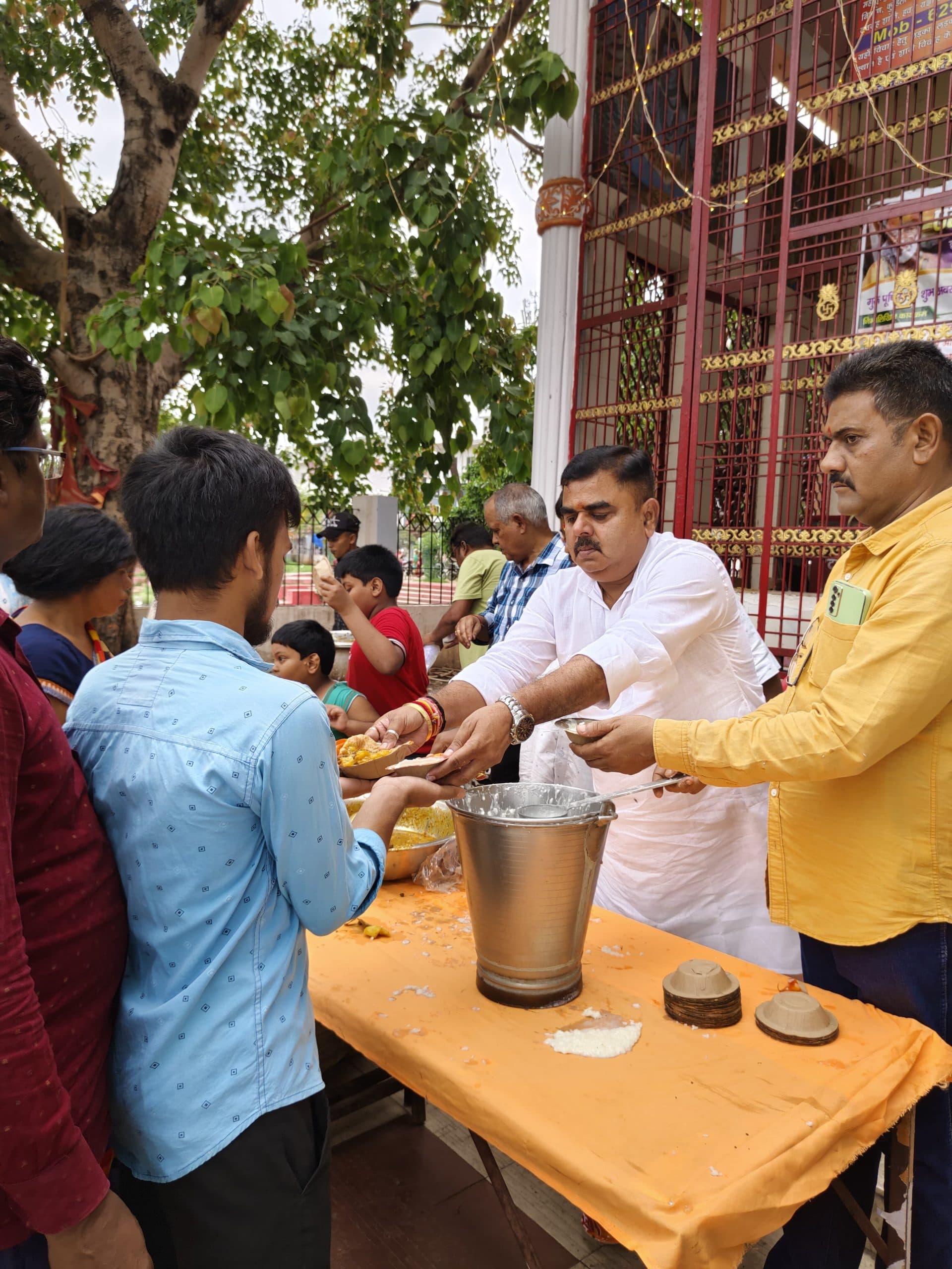 गुरु पूर्णिमा पर साईं मंदिर में पूजा, लगा भंडारा