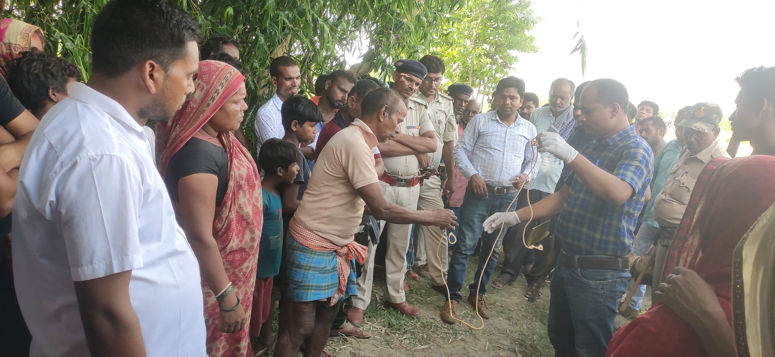 ओरिया संथाली टोला बहियार में बुजुर्ग का पेड़ से लटका मिला शव