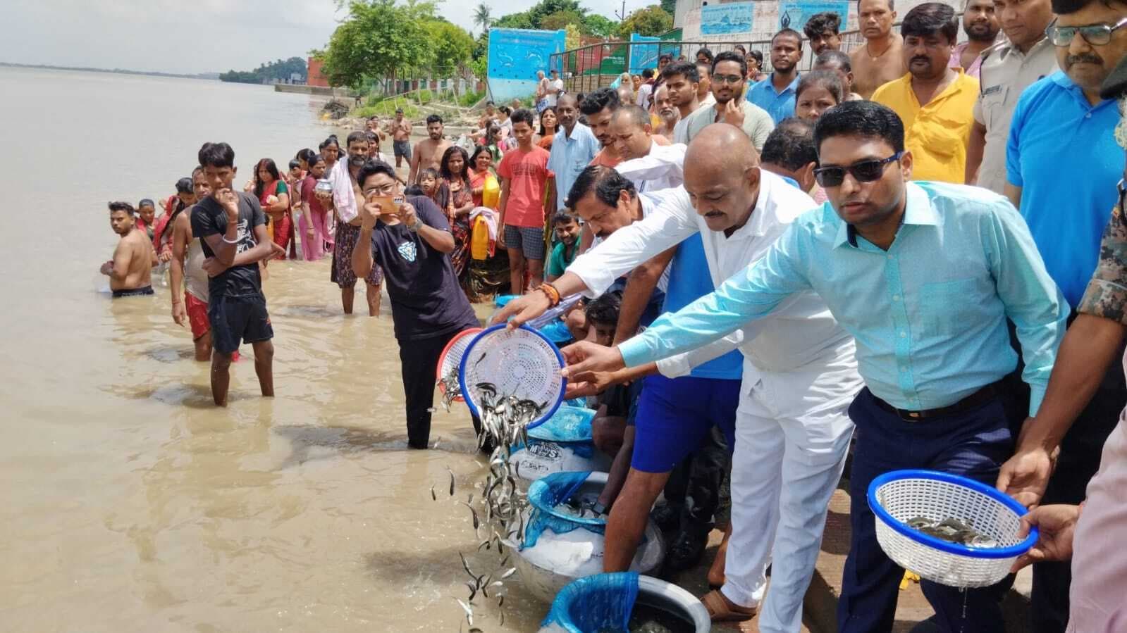 मुंगेर गंगा नदी में विभिन्न प्रजाति के 2.50 लाख मछली का जीरा छोड़ा गया