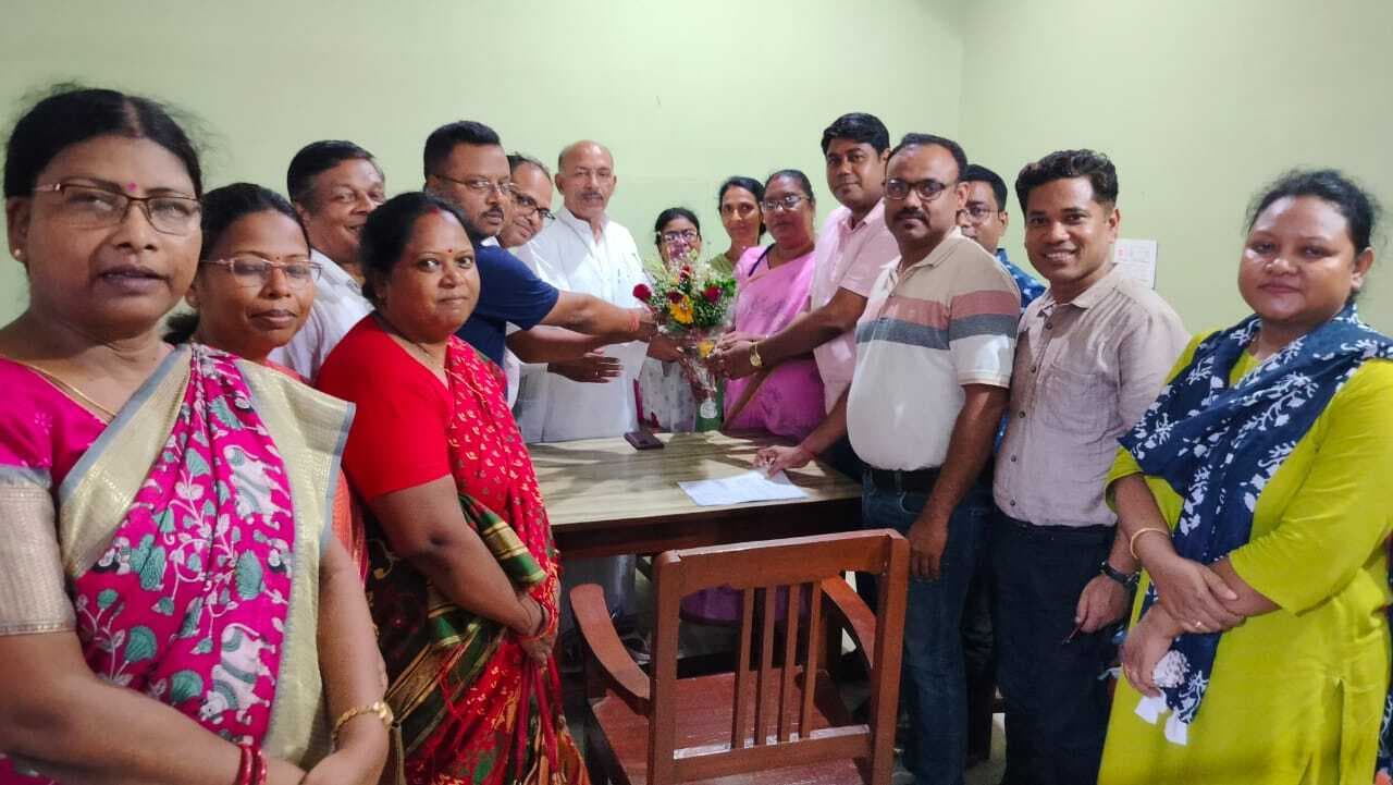 एसकेएमयू के शिक्षकों ने विधानसभा अध्यक्ष को सौंपा ज्ञापन