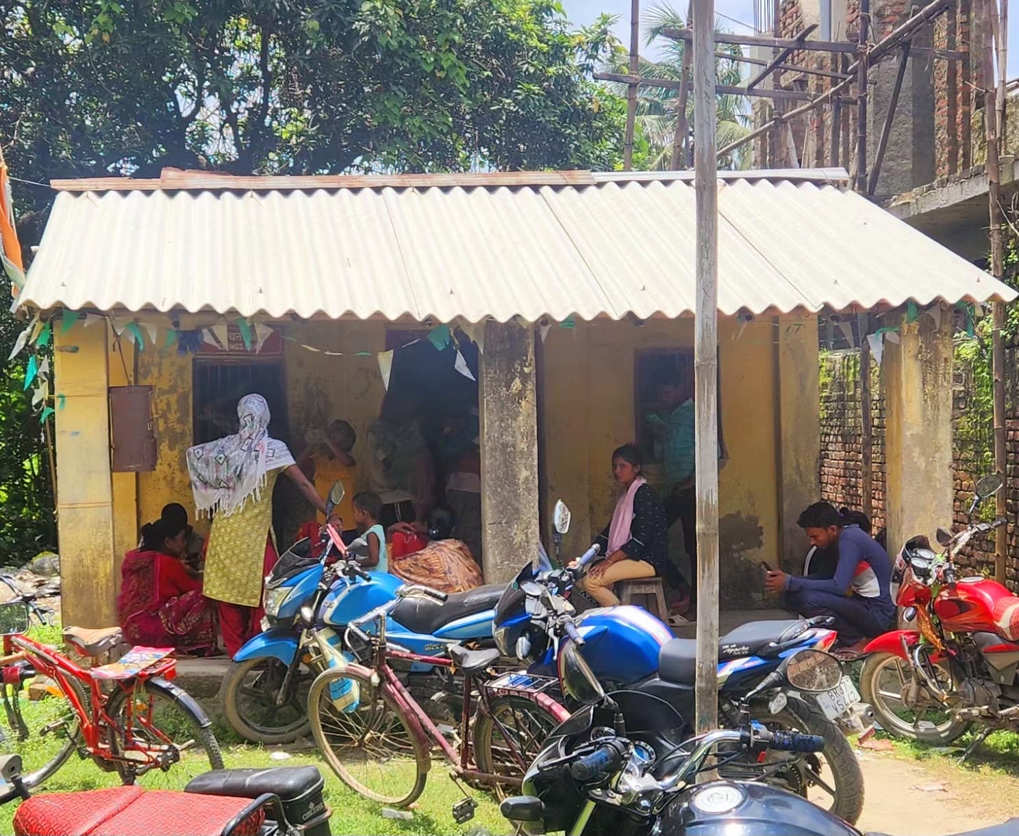 मूलभूत सुविधाओं के अभाव का दंश झेल रहा पौआखाली डाकघर