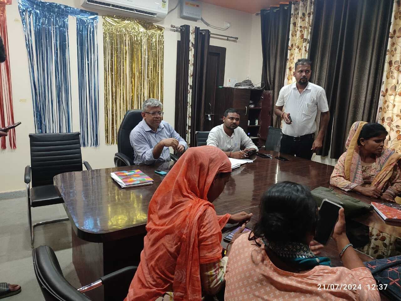 आयुष्मान कार्ड निर्माण अभियान को लेकर बीडीओ ने जीविका के सीएम व बुक कीपरों के साथ की बैठक