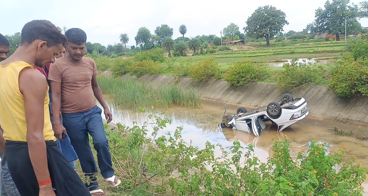 गड्ढे में गिरी कार, एक व्यक्ति की मौत, एक जख्मी
