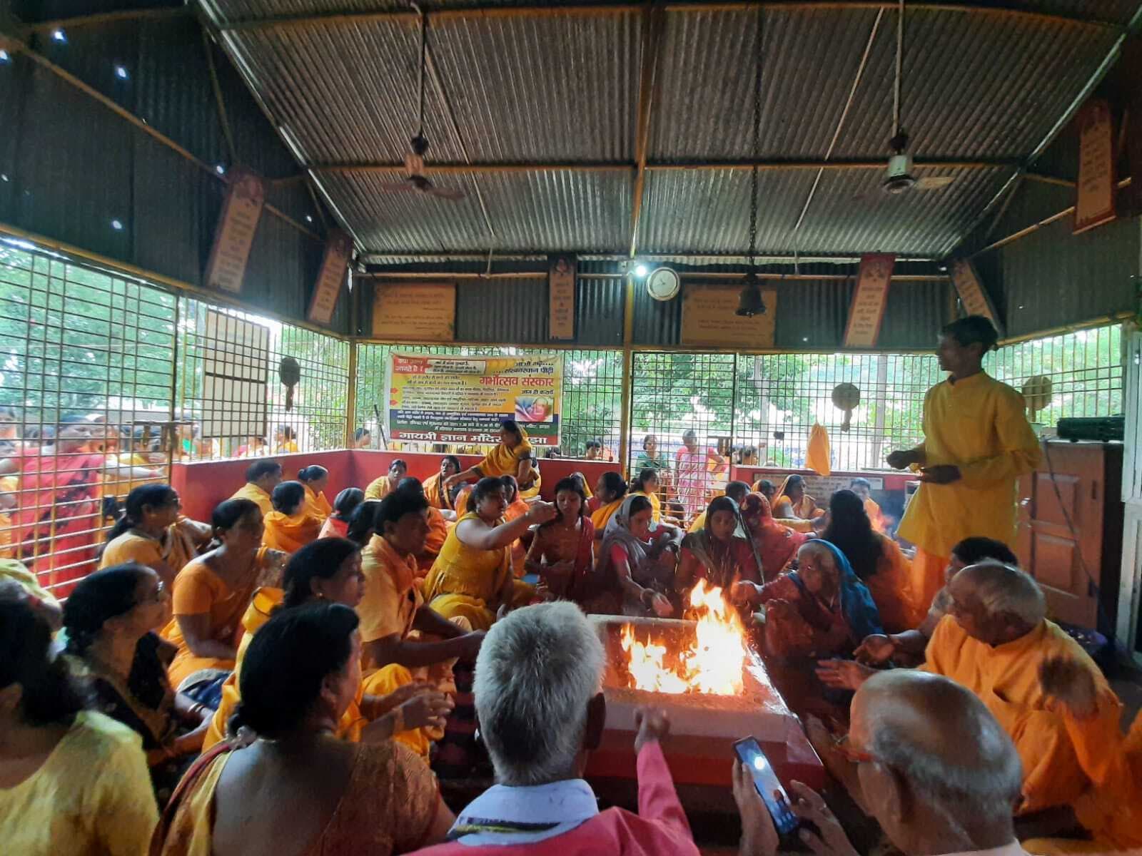 गुरु पूर्णिमा पर जगह-जगह आयोजित किये गये हवन-पूजन