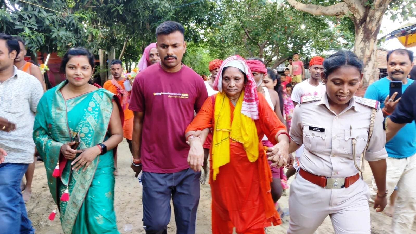 चाक चौबंद व्यवस्था के बीच कृष्णा बम देवघर की ओर की प्रस्थान, चरण स्पर्श के लिए उमड़ी भीड़