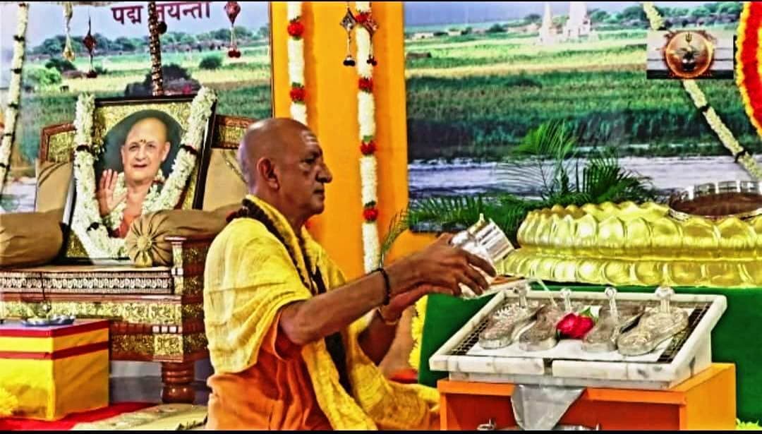 गुरु का तात्पर्य उस महापुरुष से है, जो दूसरों के जीवन से अंधकार को दूर करें : स्वामी निरंजनानंद