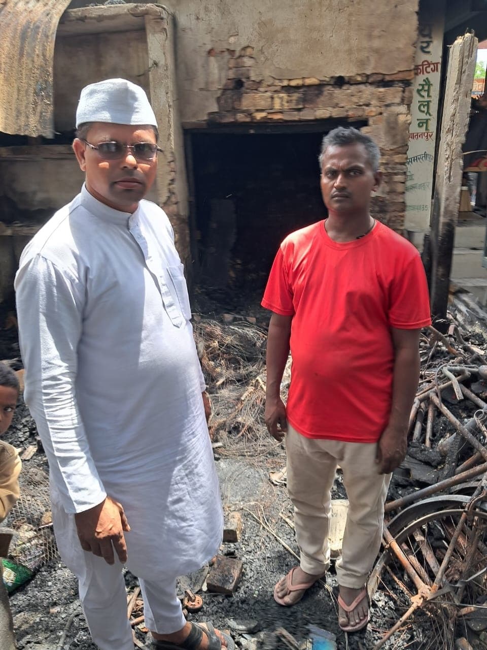 सातनपुर चौक पर शू स्टोर में लगी आग, लाखों की क्षति