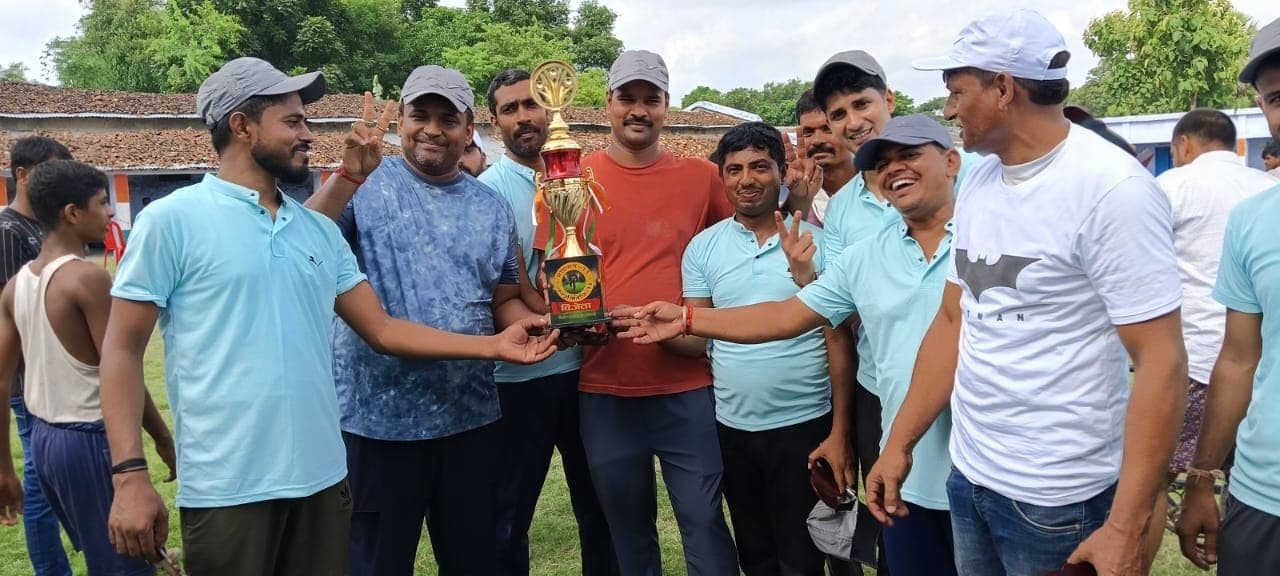 प्रशासन ने जनप्रतिनिधि को हराकर कप पर जमाया कब्जा