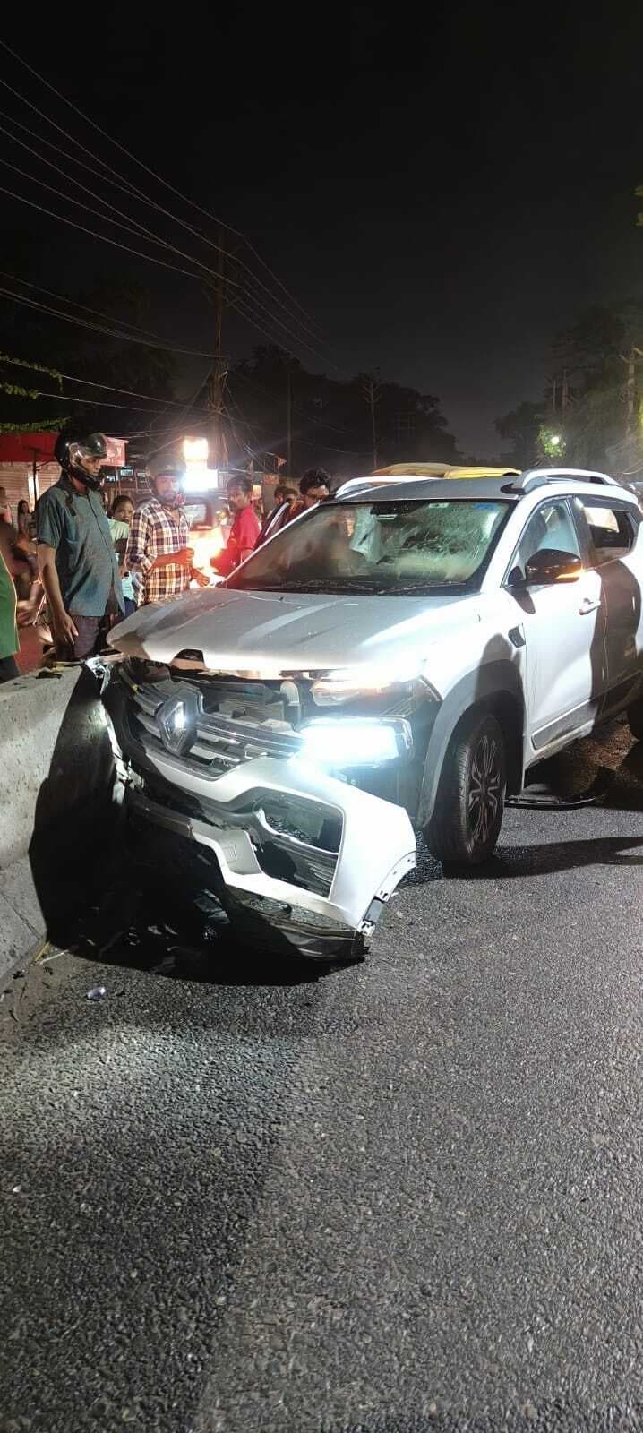 crime news : ई-रिक्शा को धक्का मारने के बाद कार डिवाइडर से टकरायी, तीन घायल