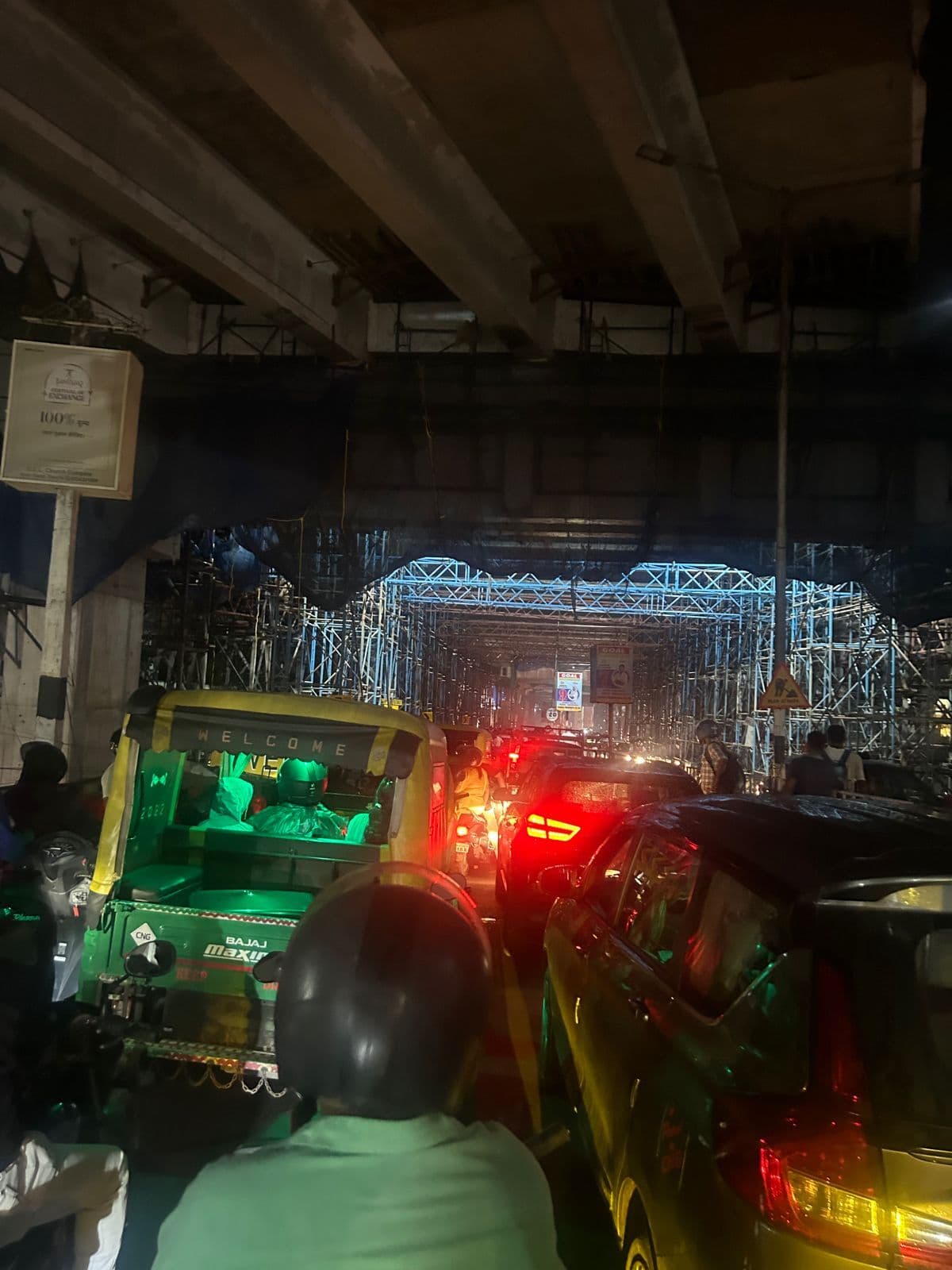 crime news : कार चालक ने बाइक सवार को धक्का मारा, हंगामा