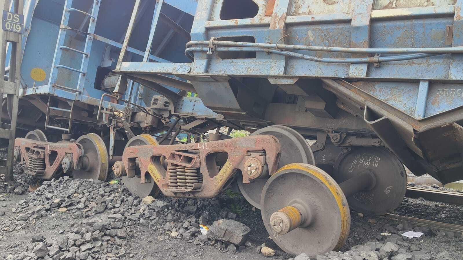 अमलो रेलवे साइडिंग के पास मालगाड़ी के दो डब्बे बेपटरी