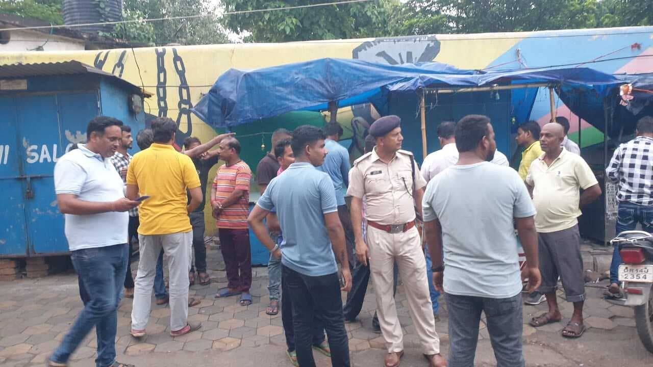 रेलवे ने 48 दुकानदारों को दो दिन में गुमटी हटाने का सुनाया फरमान