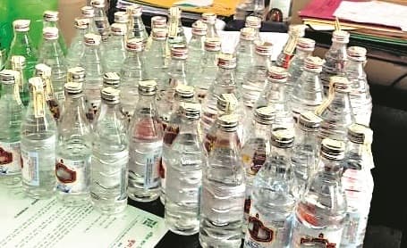 Alcohol Sales News : देसी शराब की सात में से चार बॉटलिंग प्लांट बंद