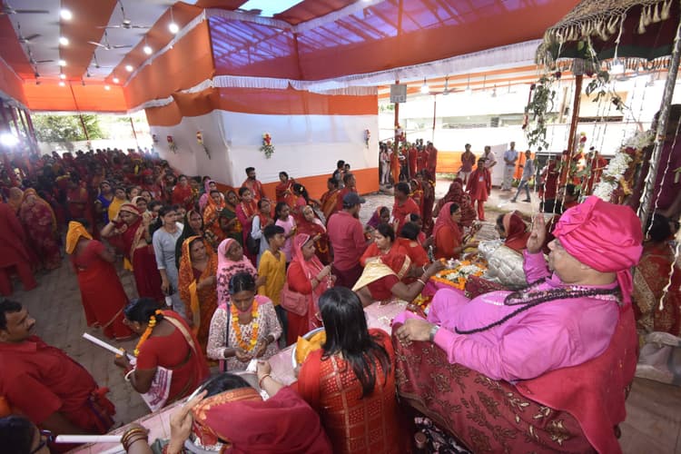 चरण वंदना कर शिष्यों ने लिया आशीष