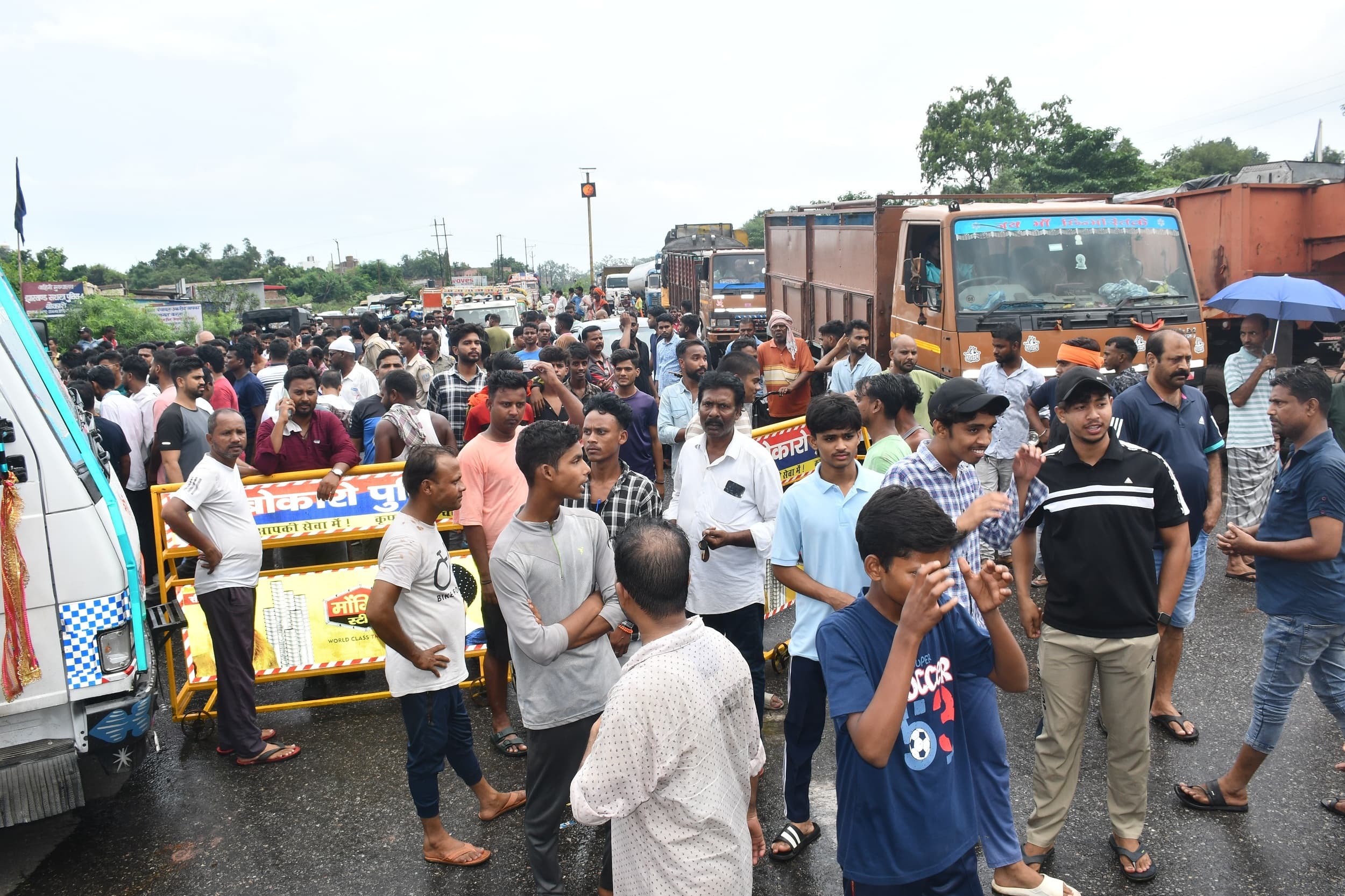 <bha>--</bha>-बाइक के धक्के से युवक की मौत, उकरीद मोड़ फोरलेन डेढ घंटे तक जाम
