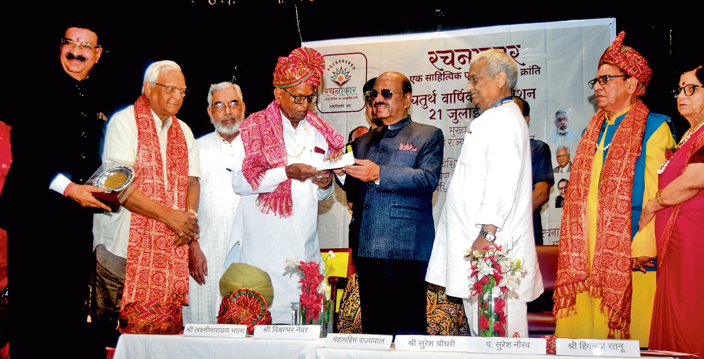 साहित्य समाज का दर्पण होता है और साहित्यकार संवाहक