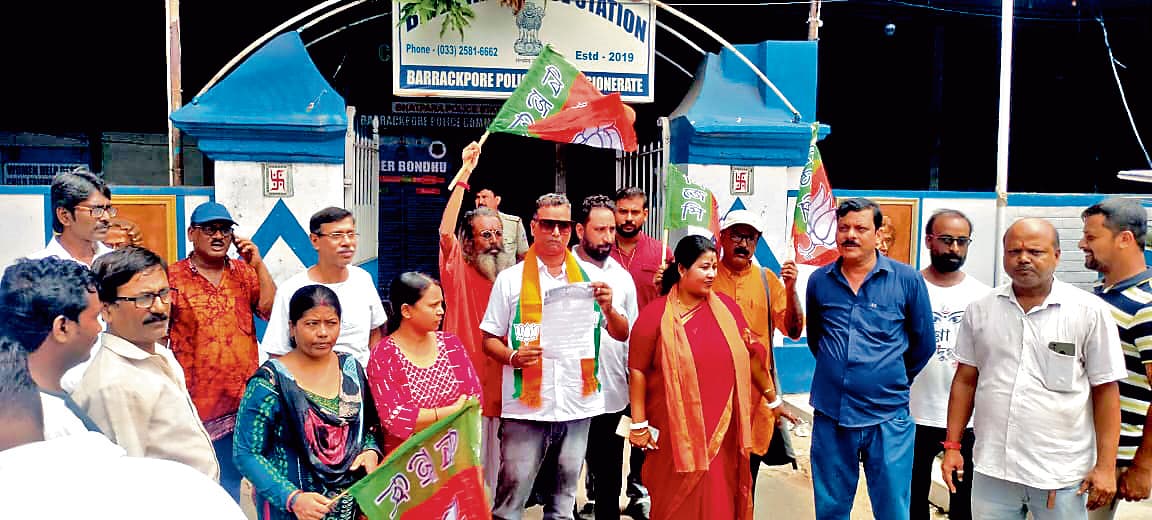 जिले के थानों के सामने भाजपा का विरोध प्रदर्शन