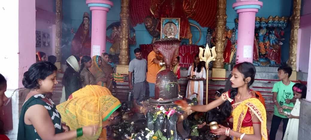 हर-हर महादेव व बोल बम के जयकारे से गूंजा शिवालय