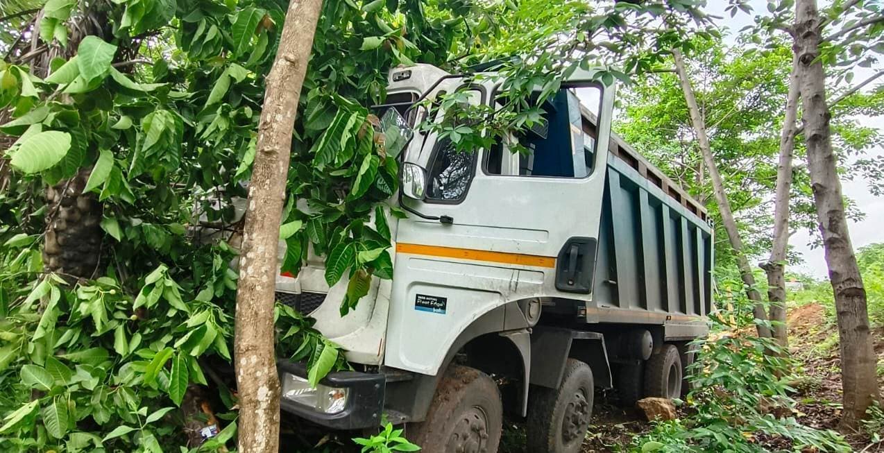 सड़क किनारे पेड़ से टकराकर हाइवा क्षतिग्रस्त