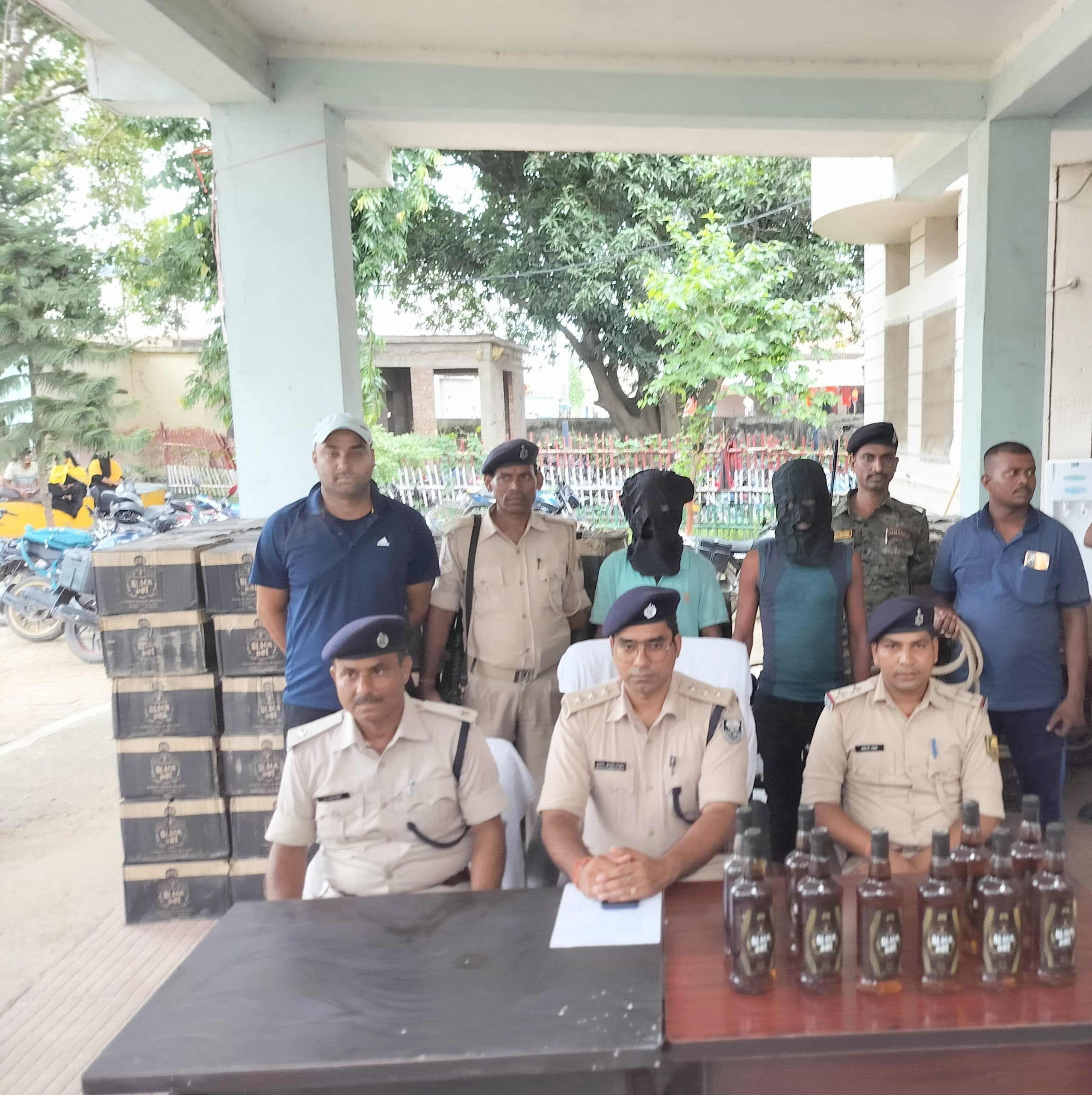 गिट्टी लदे ट्रक से भारी मात्रा में विदेशी शराब बरामद