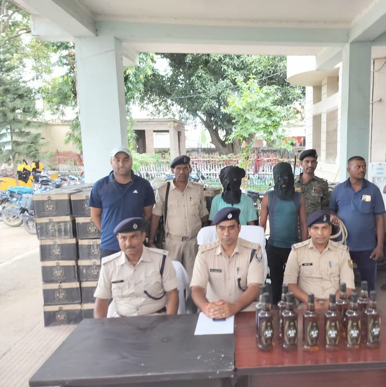 गिट्टी लदे ट्रक से भारी मात्रा में विदेशी शराब बरामद