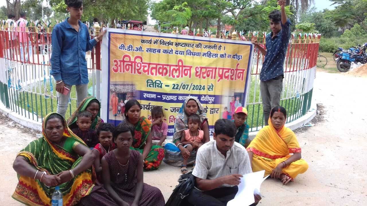 प्रवासी मजदूरों की दुर्घटना में हुई मौत का लाभ नहीं मिलने पर आश्रितों ने दिया धरना