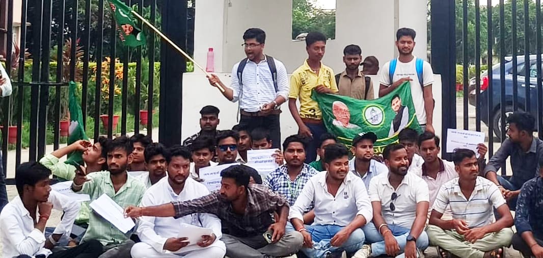 मांगों को लेकर छात्र राजद ने पूर्णिया विवि में किया विरोध प्रदर्शन