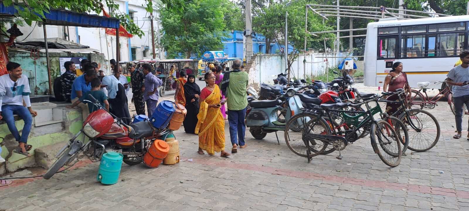आभा आइडी बनाने में सुरक्षाकर्मी व्यस्त, ओपीडी के गेट पर जाम से मरीज परेशान