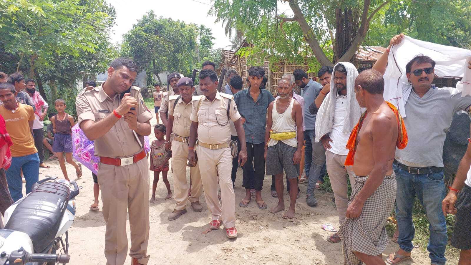 गुणवत्ता की अनदेखी का आरोप लगा ग्रामीणों ने रोका सड़क निर्माण कार्य