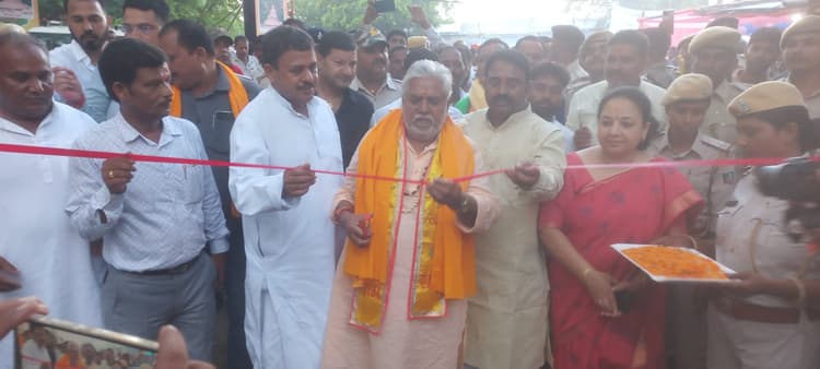 पर्यावरण, वन एवं जलवायु परिवर्तन मंत्री ने कांवरिया पथ जिलेबिया मोड़ में विभिन्न योजनाओं का किया लोकार्पण