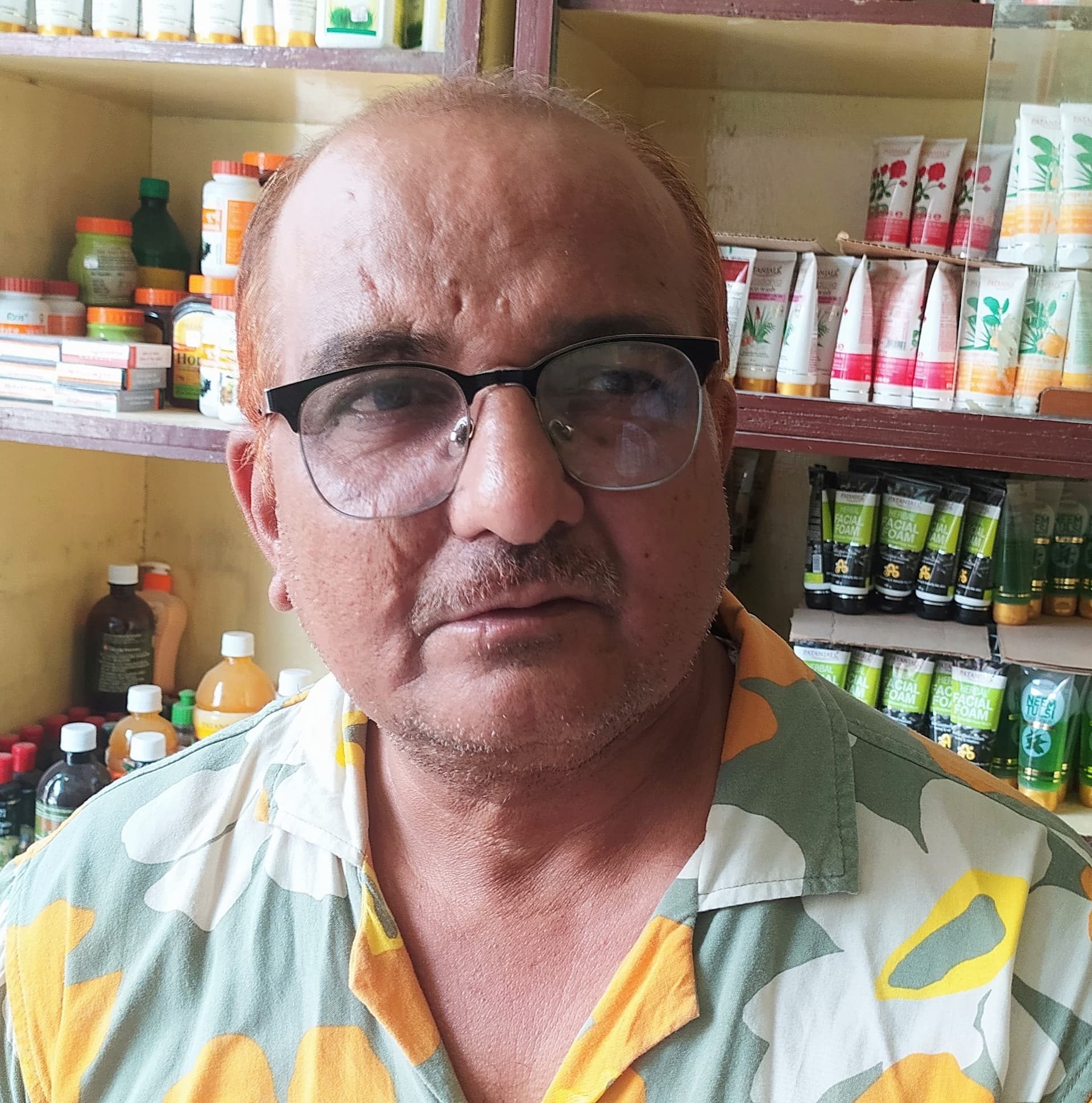 किराना व्यवसायी से हथियार के बल पर डेढ़ लाख रुपये व मोबाइल की लूट