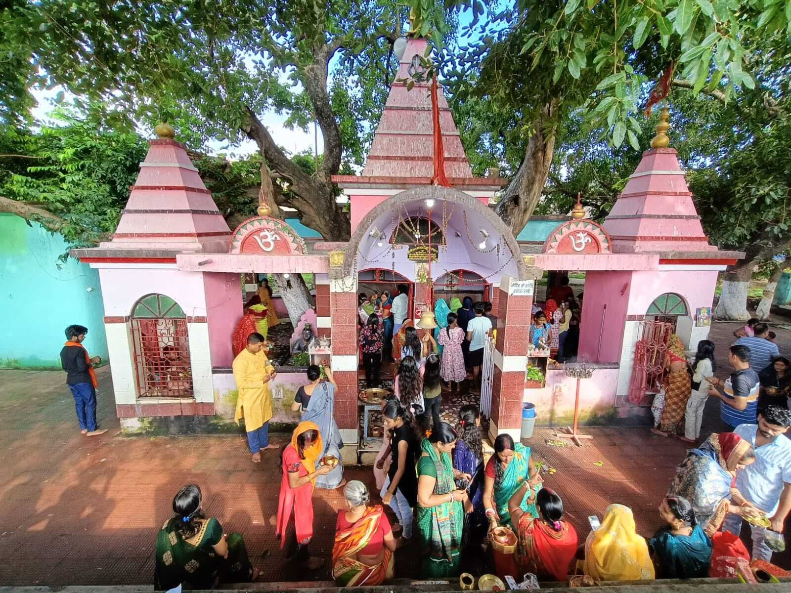 सावन के पहले सोमवारी पर मंदिरों में उमड़ी श्रद्धालुओं की भीड़, गूंजते रहे शिव के जयकारे