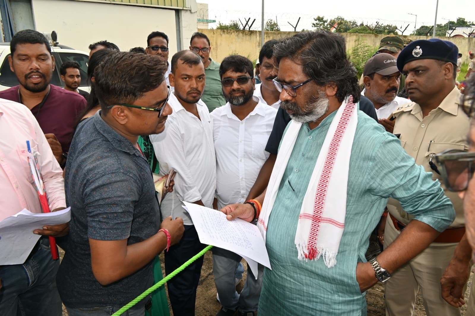 राजमहल जाने-आने के क्रम में दुमका पहुंचे सीएम हेमंत सोरेन