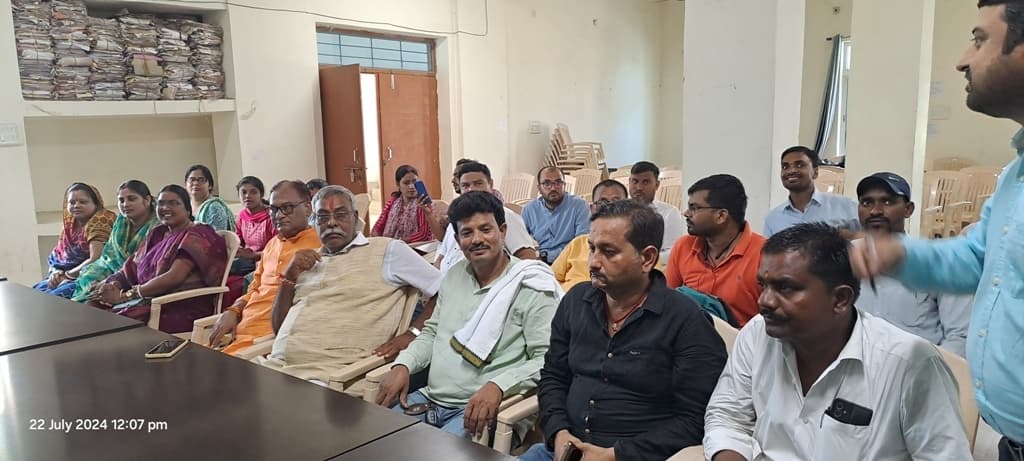 रजौन में योजनाओं के क्रियान्वयन को लेकर बीडीओ ने मुखिया के साथ की बैठक