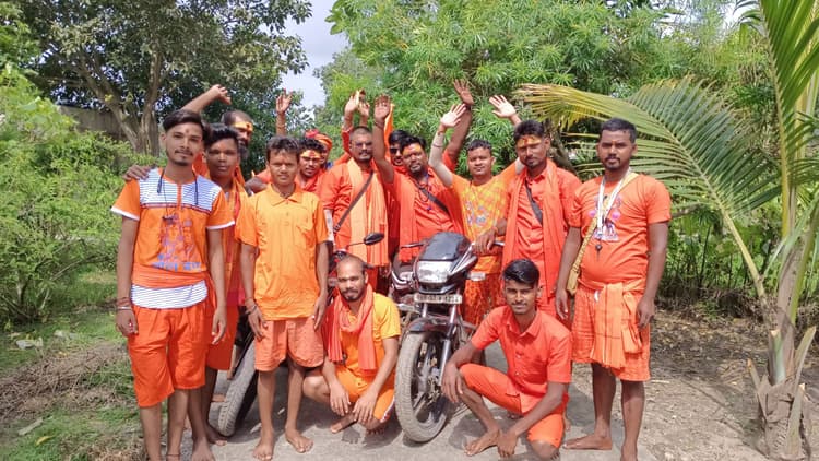 बाइक सवारों का जत्था बाबाधाम के लिए रवाना