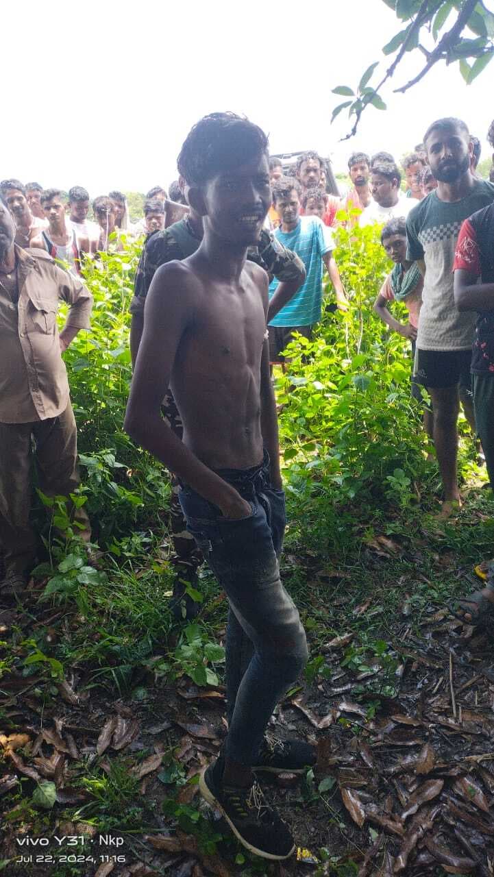 हाइटेंशन तार के खंभे चढ़ा युवक, पुलिस ने उतारा