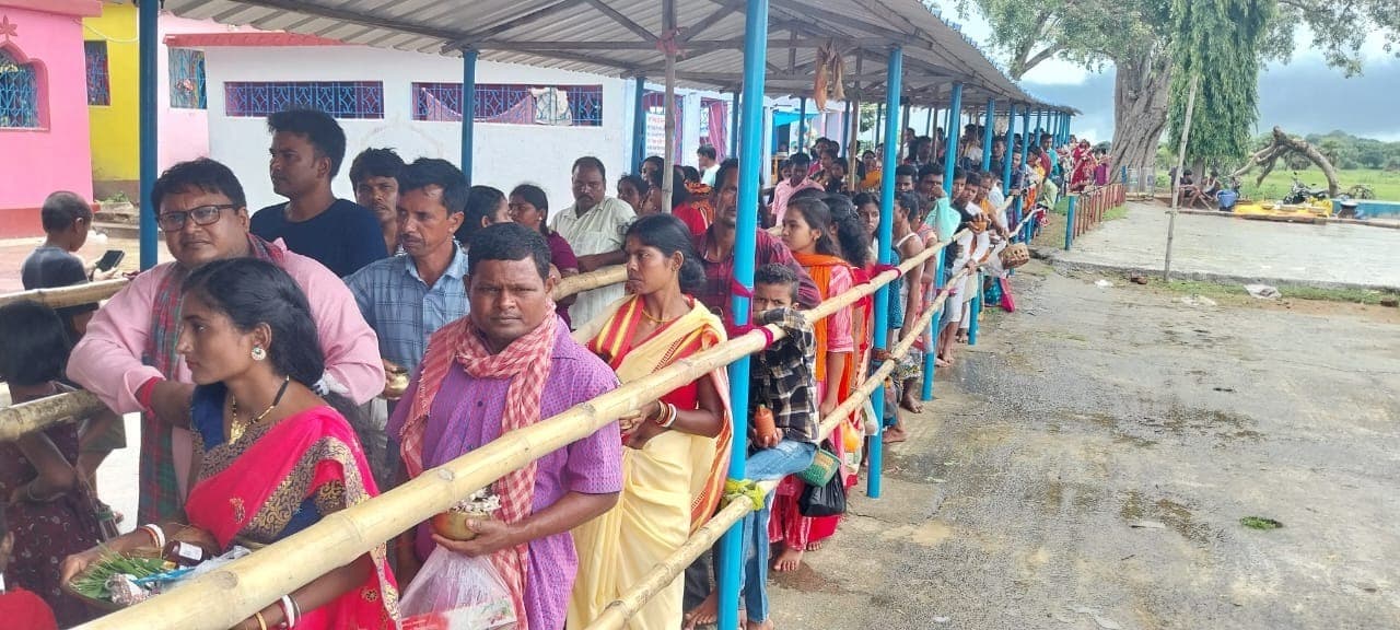 श्रद्धालुओं ने देवलेश्वर मंदिर में किया जलार्पण