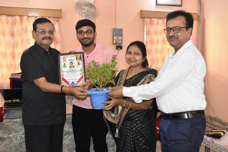 डीएवी के छात्र रहे प्रतीक अग्रवाल बने सीए