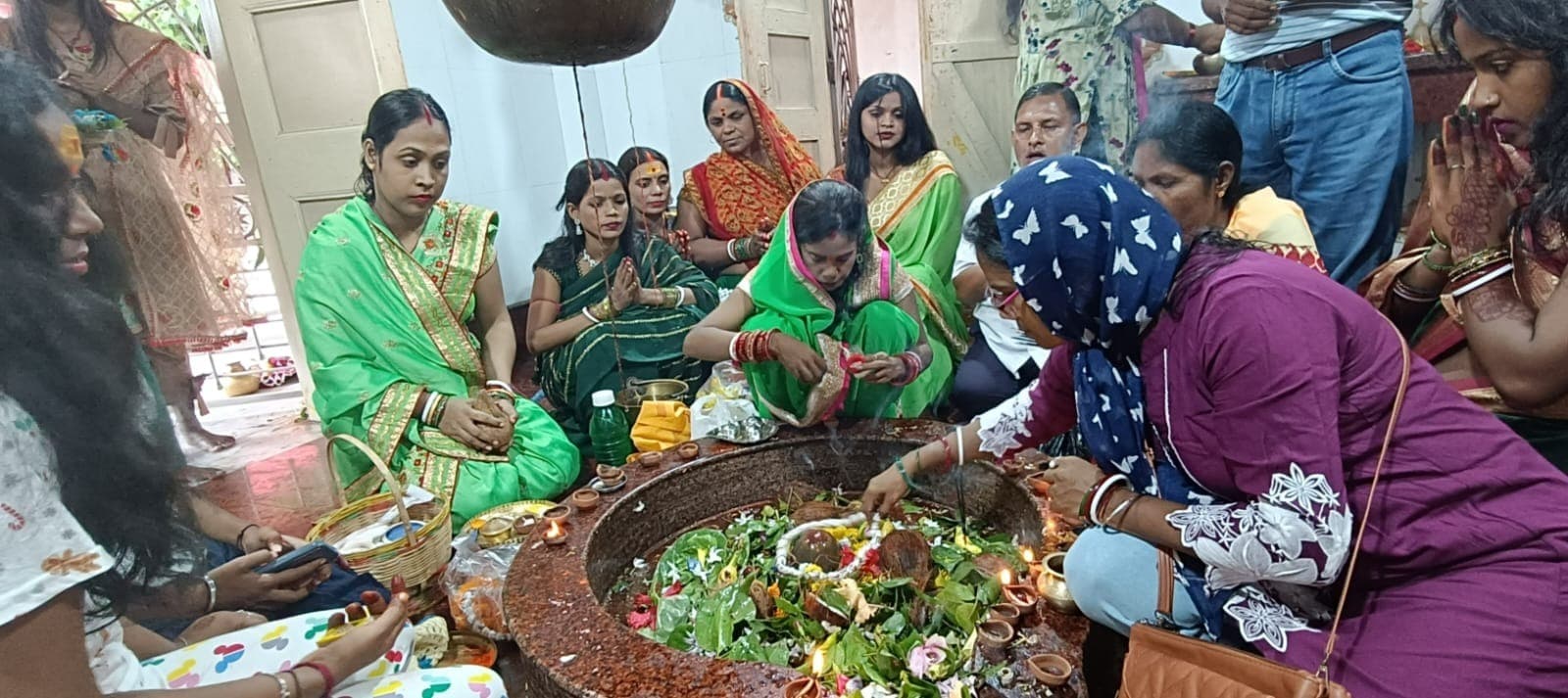 श्रद्धालुओं ने पहली सोमवारी पर की भोलेनाथ की पूजा