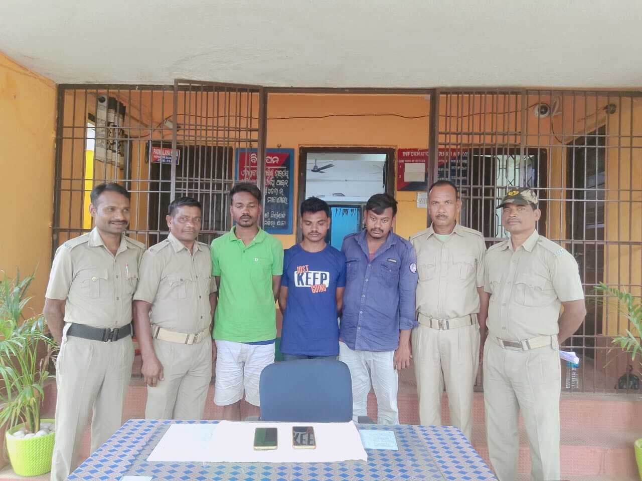 दुर्घटनाग्रस्त ट्रक से गिरी पाइप चुरा कर राउरकेला के ट्रांसपोर्टर को बेचा, तीन गिरफ्तार
